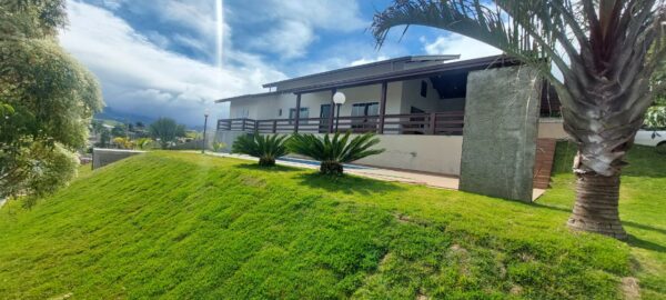 Casa Térrea dos Sonhos no Condomínio Santa Fé III